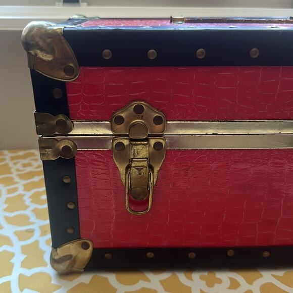 Vintage Red Buxton faux alligator and faux wood lined mini trunk/train case - Picture 7 of 16